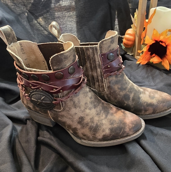 Circle G Booties - Picture 1 of 5